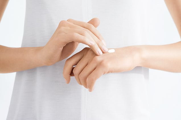 Cómo aplicar correctamente la crema de manos correctora para reducir las manchas de la edad