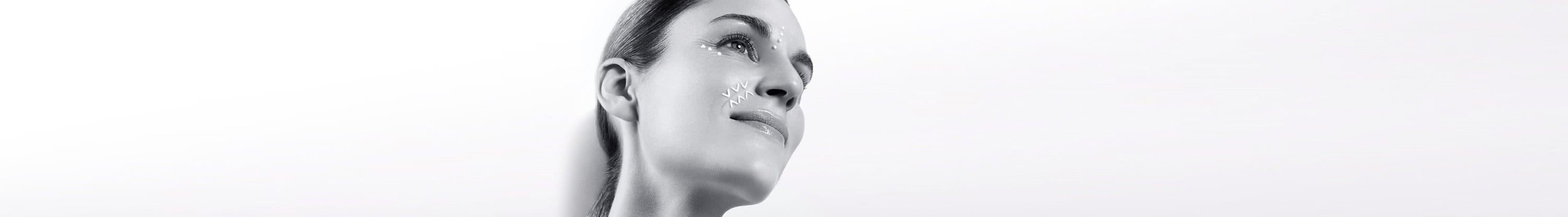 Mujer que utiliza crema antiarrugas