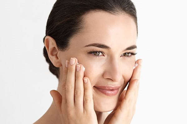 Użyj Eucerin DermatoCLEAN [HYALURON] Żelu oczyszczającego do mycia twarzy