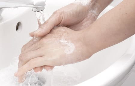 Dopo aver usato il sapone solido per pelli sensibili prosegui con una crema idratante Eucerin pH5.