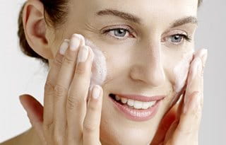Choisissez une protection solaire Eucerin pour les peaux sensible du visage