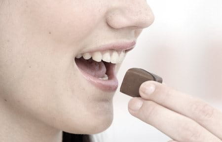 osoba jede čokoladu