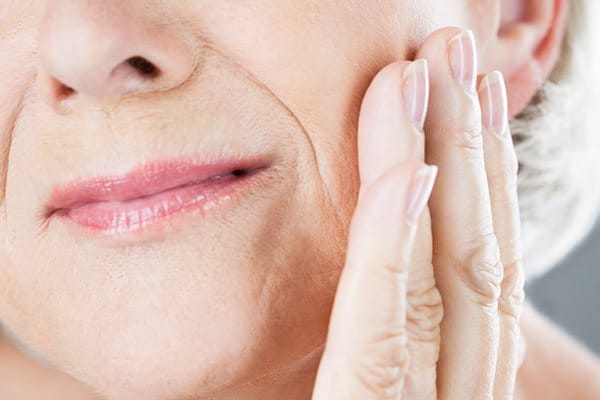 Oznaki starzenia się skóry na twarzy: głębokie zmarszczki