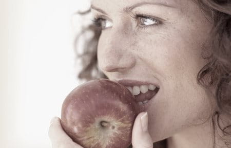 mulher a comer uma maça