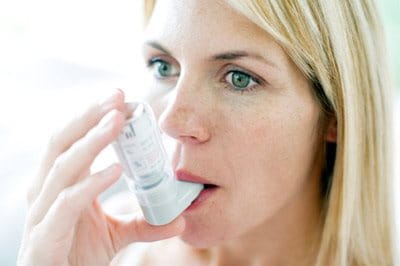žena koristi pumpicu za astmu