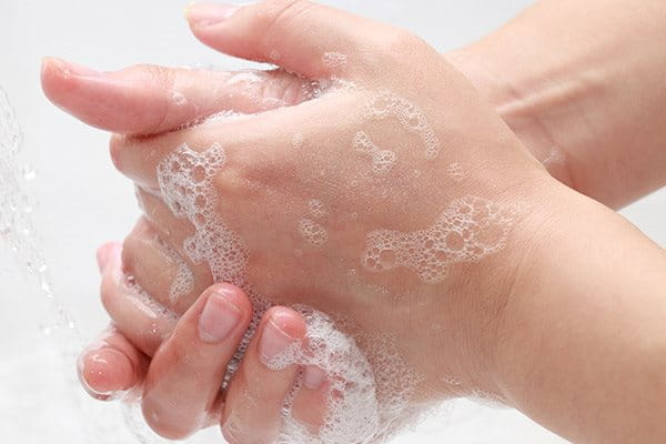 osoba pere ruke