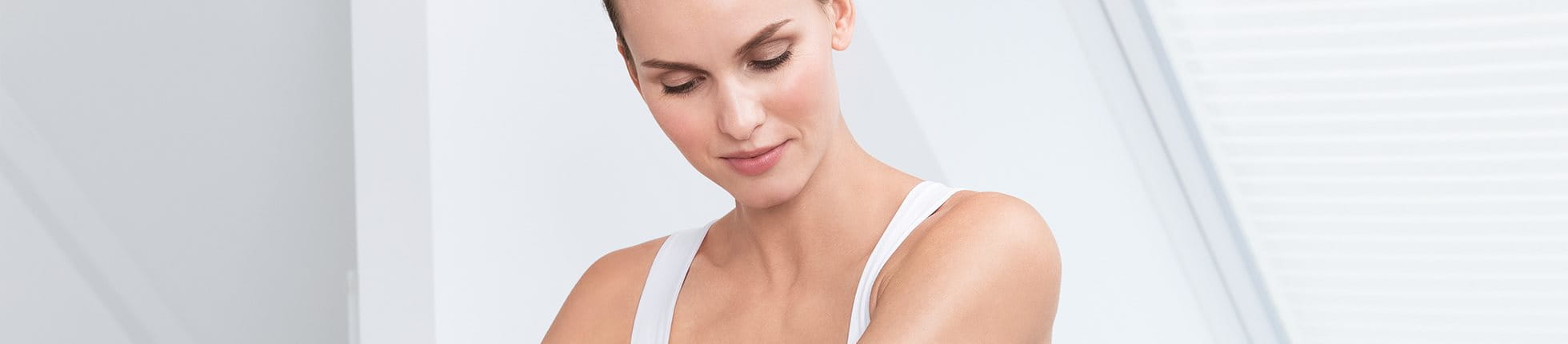 žena používající krém na tělo