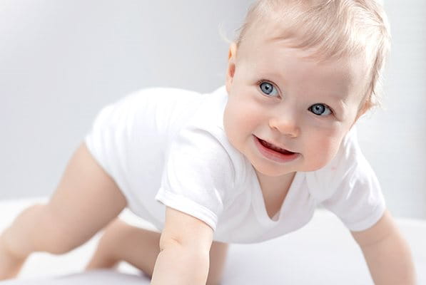 Peau sensible et sèche chez bébé : prendre soin de la peau de bébé