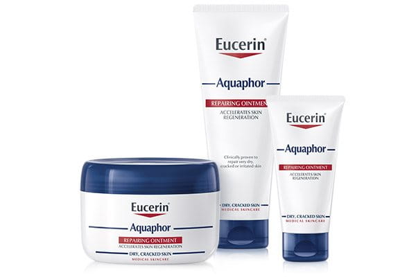 Maść regenerująca Eucerin Aquaphor: obrazek z opuszką palca