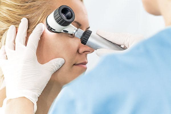 Dermatologen onderzoeken de huid voordat ze laserbehandeling aanbevelen