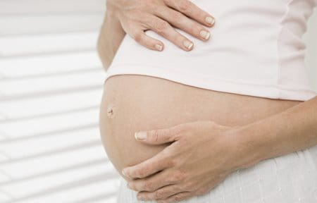 trudna žena gladi trbuh