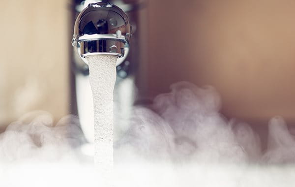 Горещата вода може да изсуши кожата: мийте ръцете си с хладка вода 