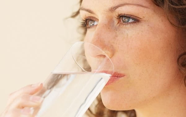 Veel water drinken helpt een droge huid te voorkomen