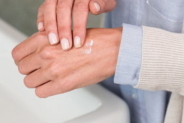 bewondering kant kom tot rust Droge handen: oorzaken, verzorging & voorkomen | Eucerin