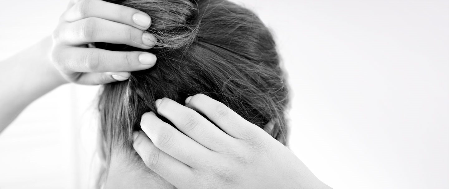 Mujer rascándose el cuero cabelludo pruriginoso