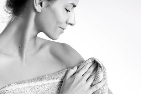 Mujer secándose con una toalla