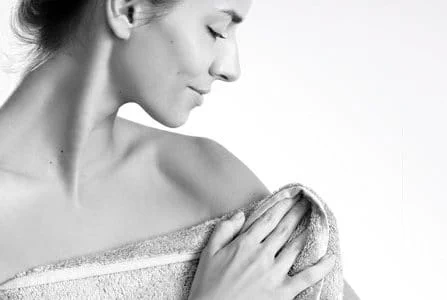 Kvinna invirad i handduk