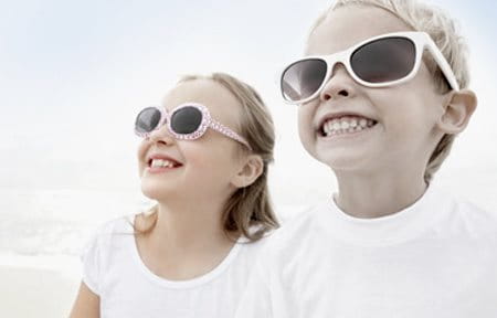 djeca sa sunčanim naočalama