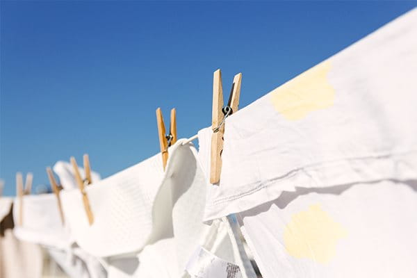 Gele zonnebrandvlekken op witte shirts veroorzaakt door zonnebrandmiddel