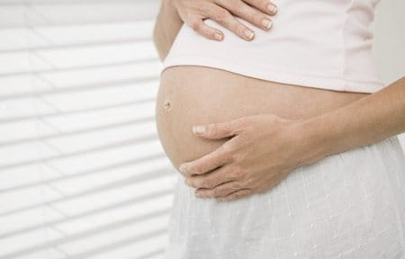 trudna osoba gladi trbuh