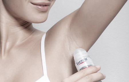 Osoba nanosi Eucerin Roll on dezodorans protiv znojenja