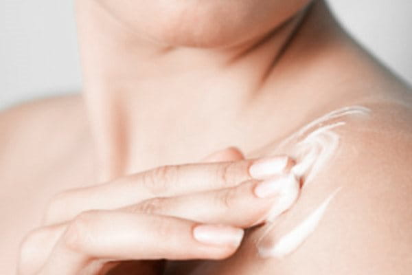 žena nanosi Eucerin AntiPigment liniju njege na tijelo