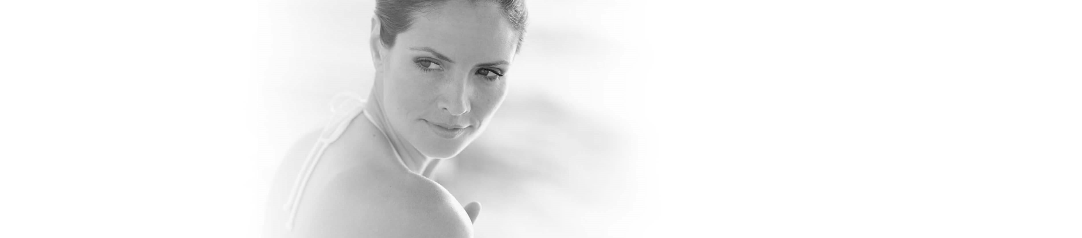 Frau blickt über Schulter