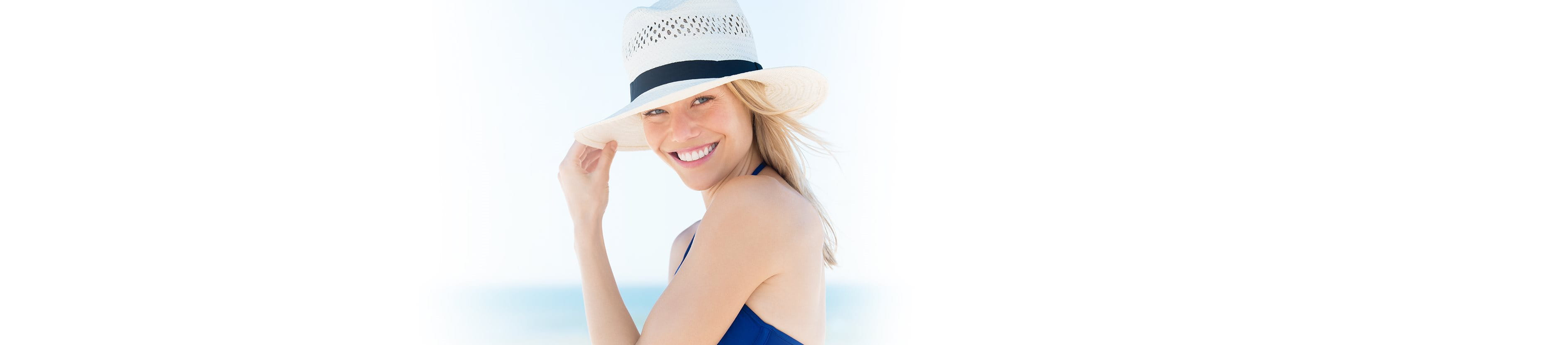 Lächelnde Frau mit Hut