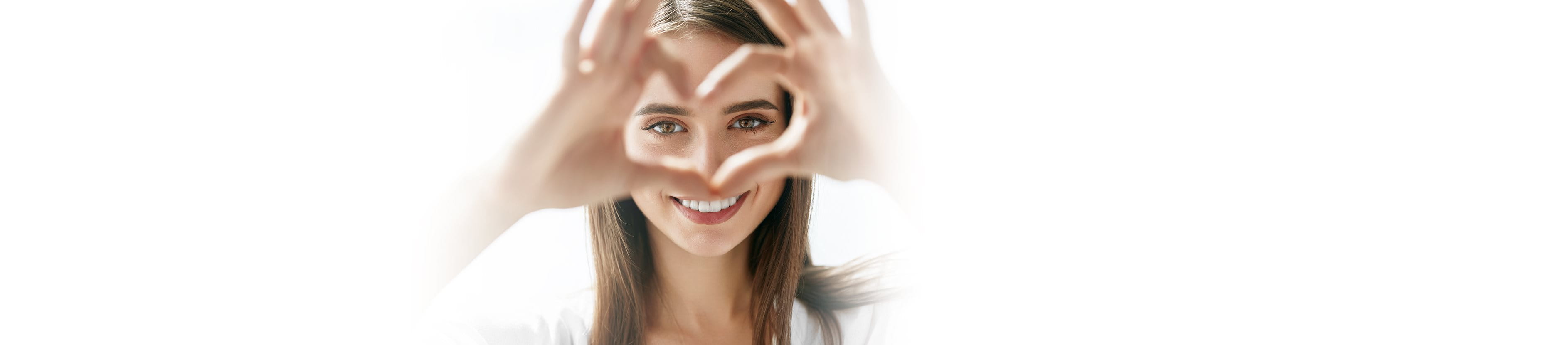 Frau formt Herz mit ihren Händen