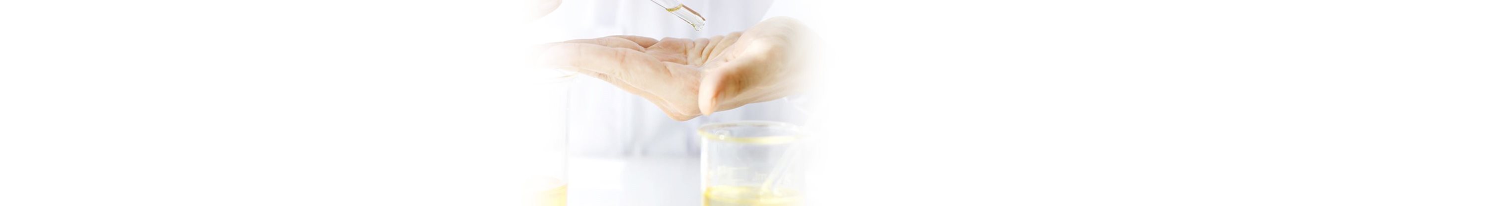 Person in einem Labor mit Reagenzglas