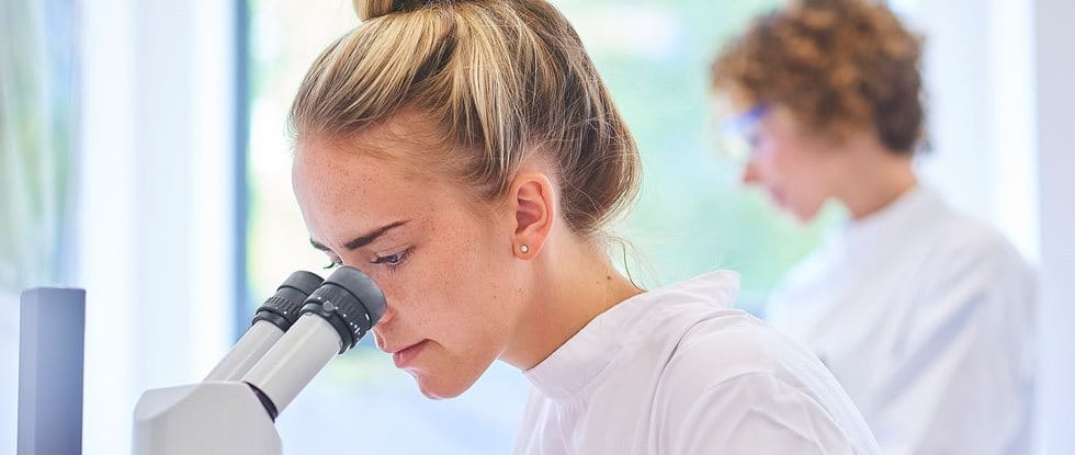 Frau im Labor
