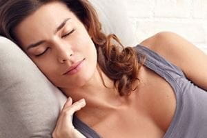 Schlafende Frau mit Nasolabialfalten