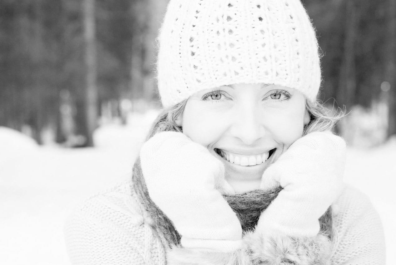 Frau mit Haube und Handschuhen