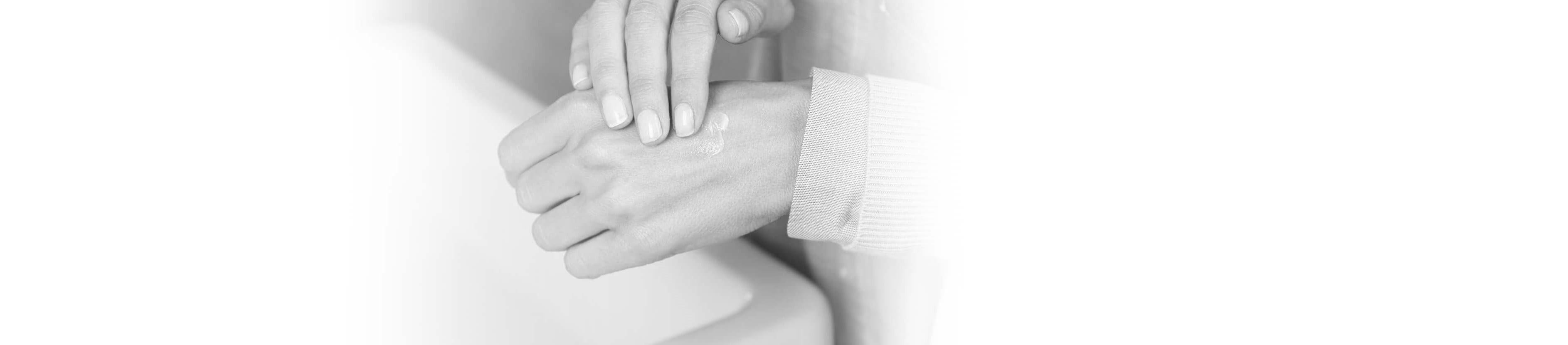 Frau kratzt trockene Hände