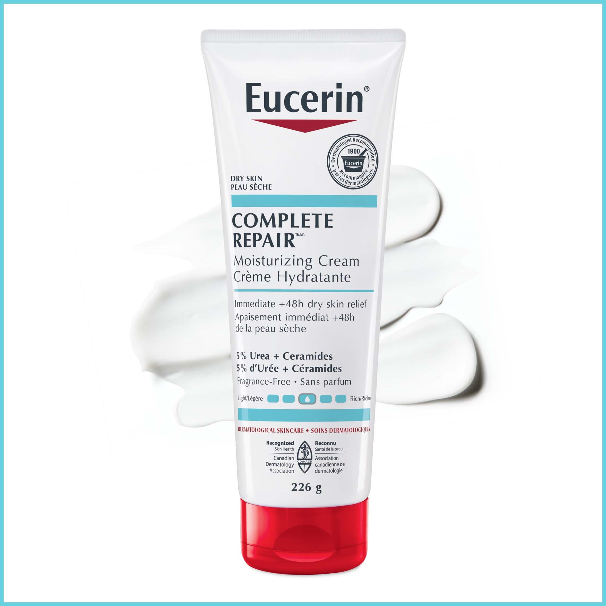 Tube de Crème Eucerin Complete Repair 226 g sur fond blanc et trait de produit étendu à l’arrière-plan.