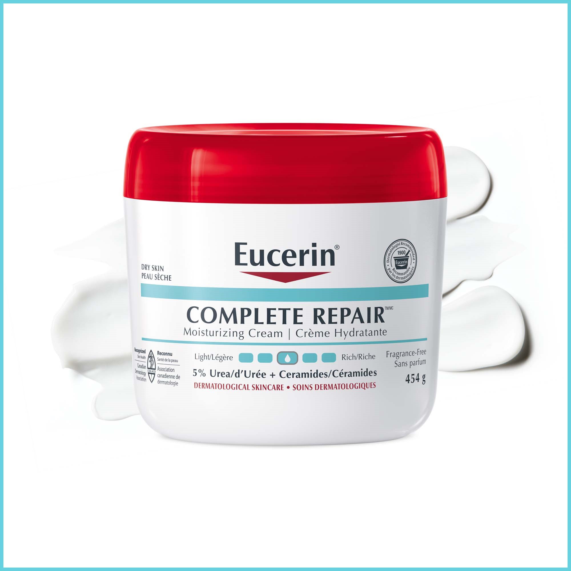 Pot de Crème Eucerin Complete Repair 454 g sur fond blanc et trait de produit étendu à l’arrière-plan.