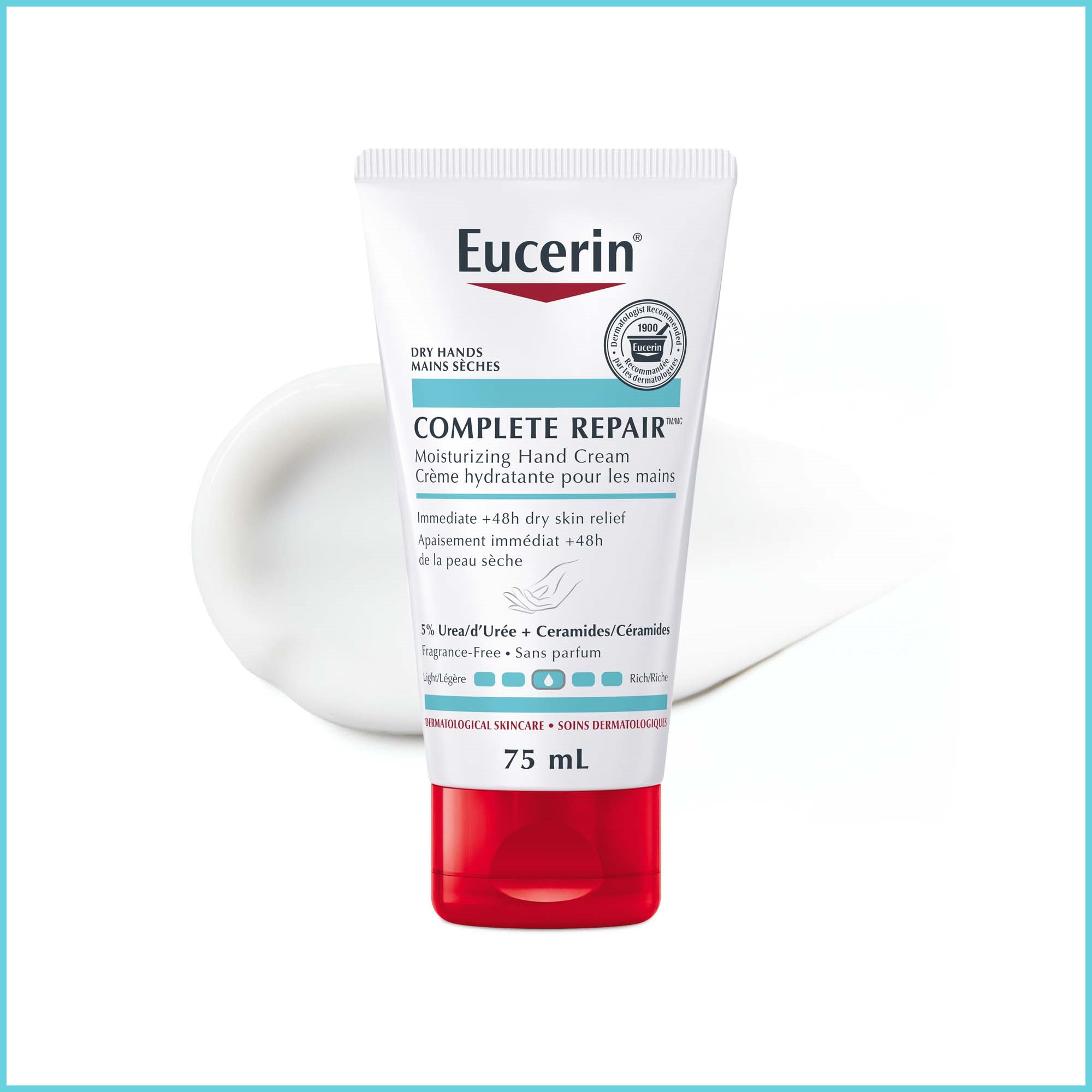 Produit Crème hydratante pour les mains Eucerin Complete Repair sur fond blanc et trait de produit étendu à l’arrière-plan.