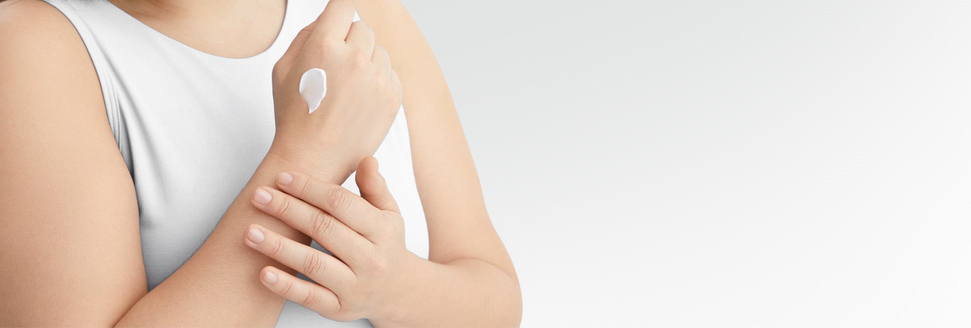 femme souffrant d'eczéma sur le bras