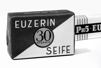 Vue d'un produit Euzerin PH5 Seife Eucerin noir et blanc sur fond blanc.