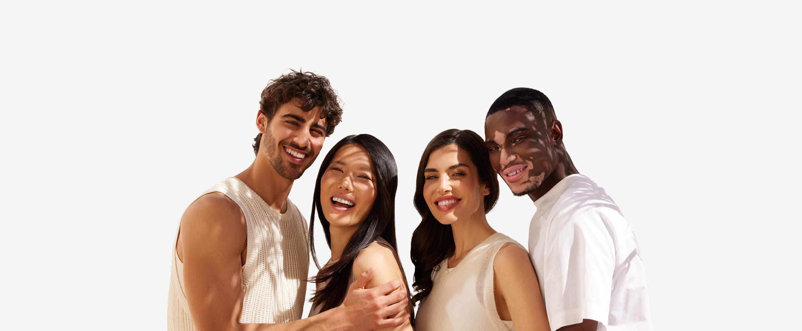 Quatre personnes s'enlaceant et souriant à la caméra.