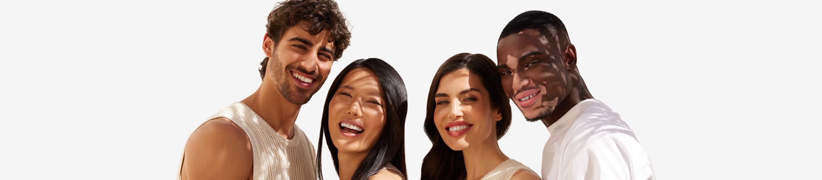 Quatre personnes s'enlaceant et souriant à la caméra.