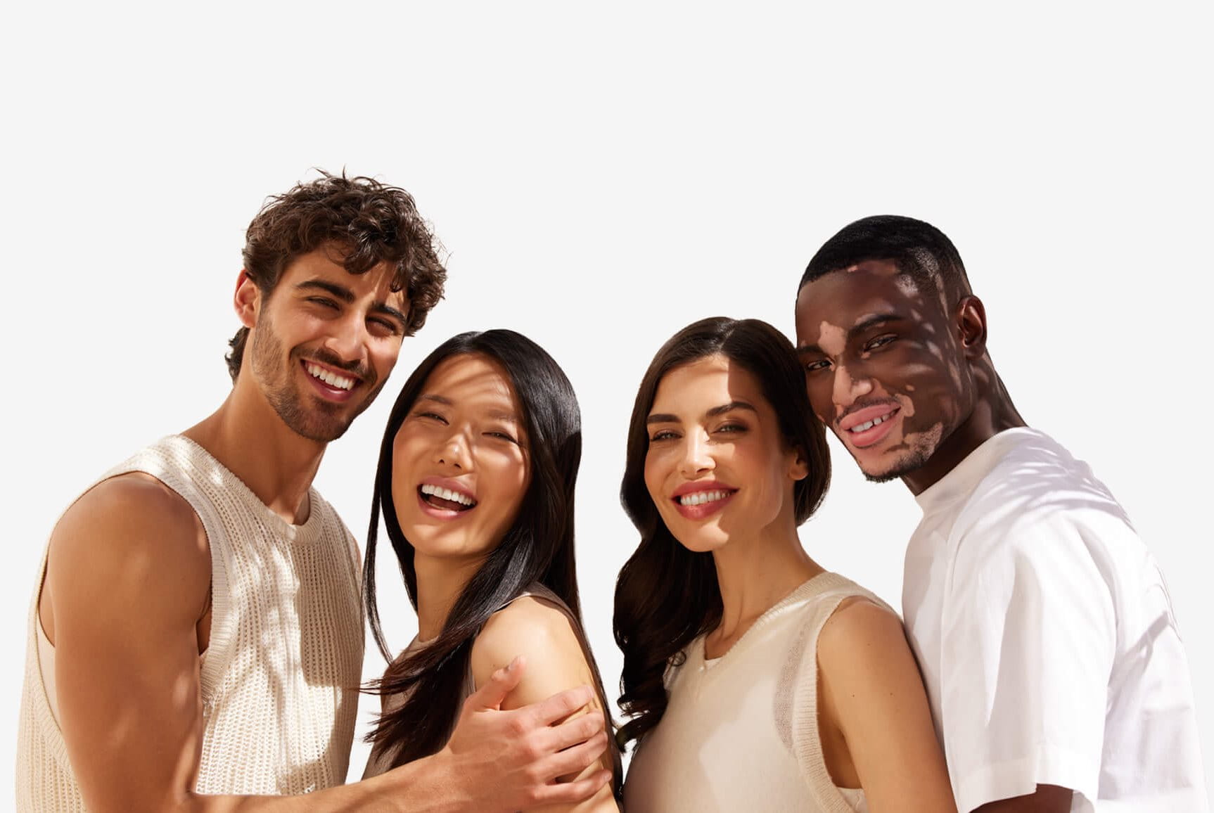 Quatre personnes s'enlaceant et souriant à la caméra.