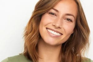 Lächelnde Frau mit ersten Falten im Gesicht