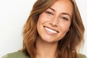 Lächelnde Frau mit ersten Falten im Gesicht