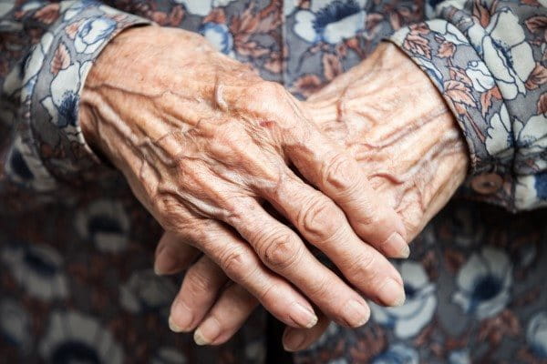 Mains ridées avec une peau parcheminée