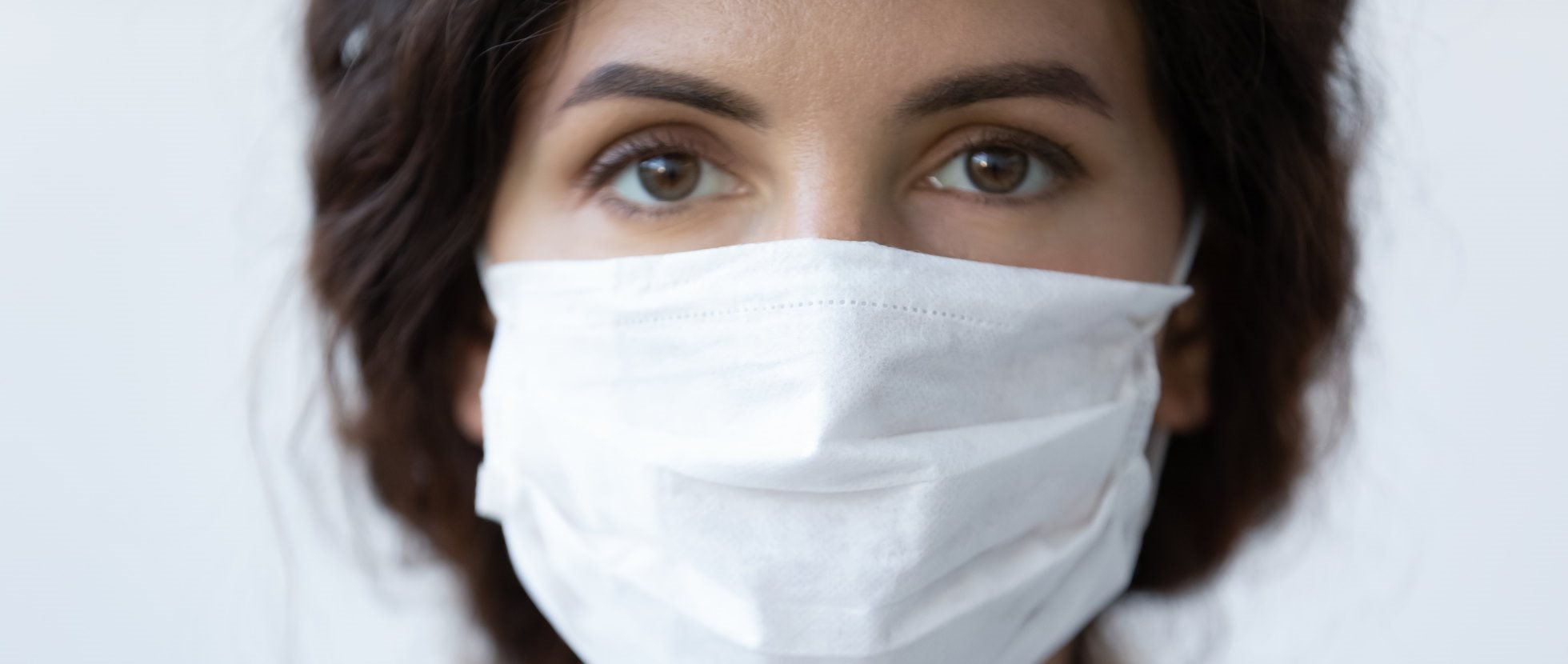 Frau mit Mund-Nasen-Maske