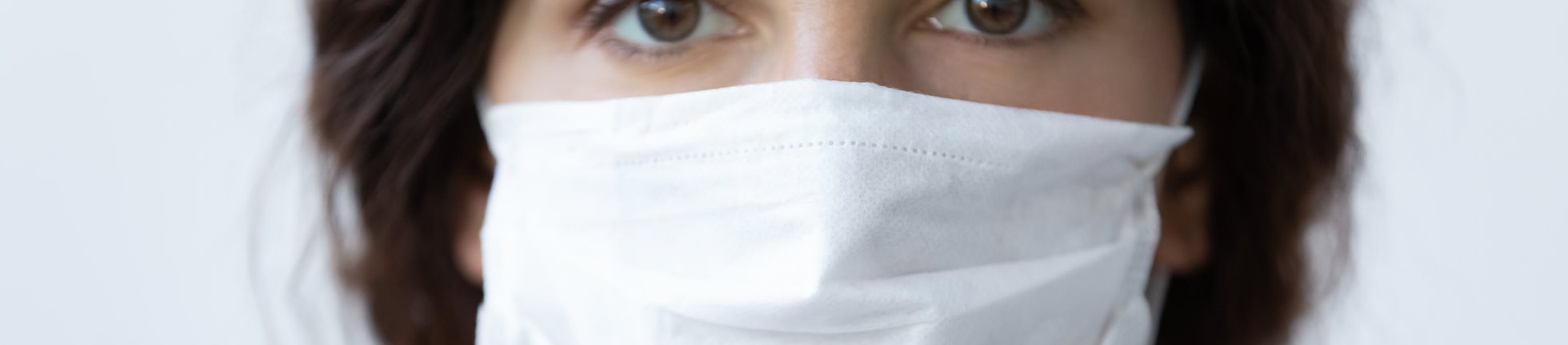 Frau mit Mund-Nasen-Maske