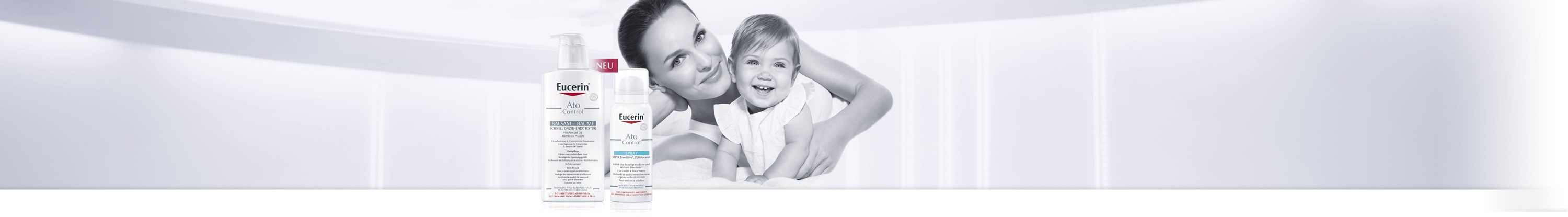 Femme portant un enfant dans ses bras