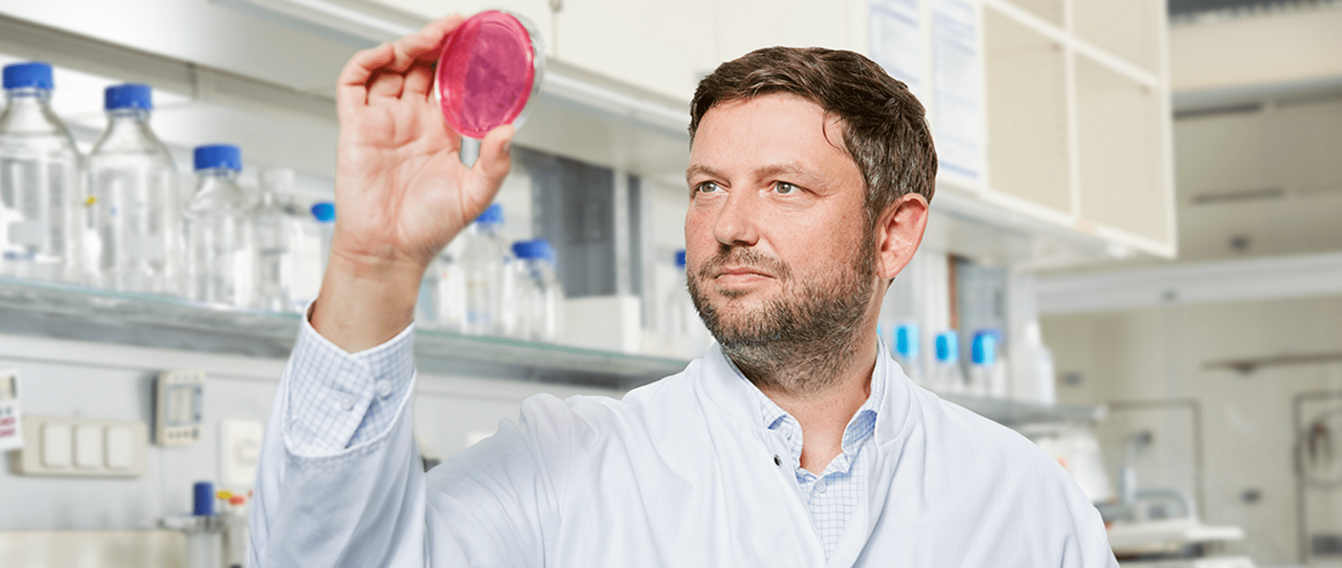 Forscher inspiziert Objektträger