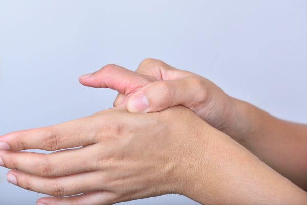 Schmerzen in der Hand durch Psoriasis Arthritis an den Finger Gelenken